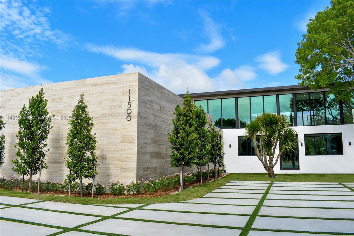 Exterior, Facade, Modern