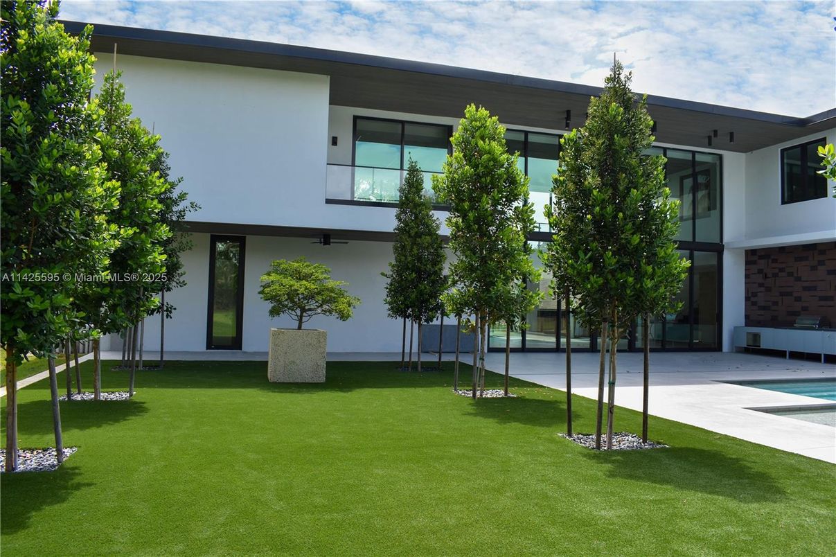 Backyard, Exterior, Facade, Modern