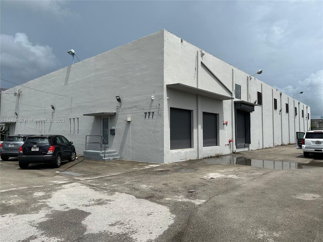 Exterior, Facade, Modern
