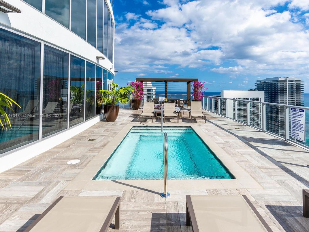 Exterior, Pool