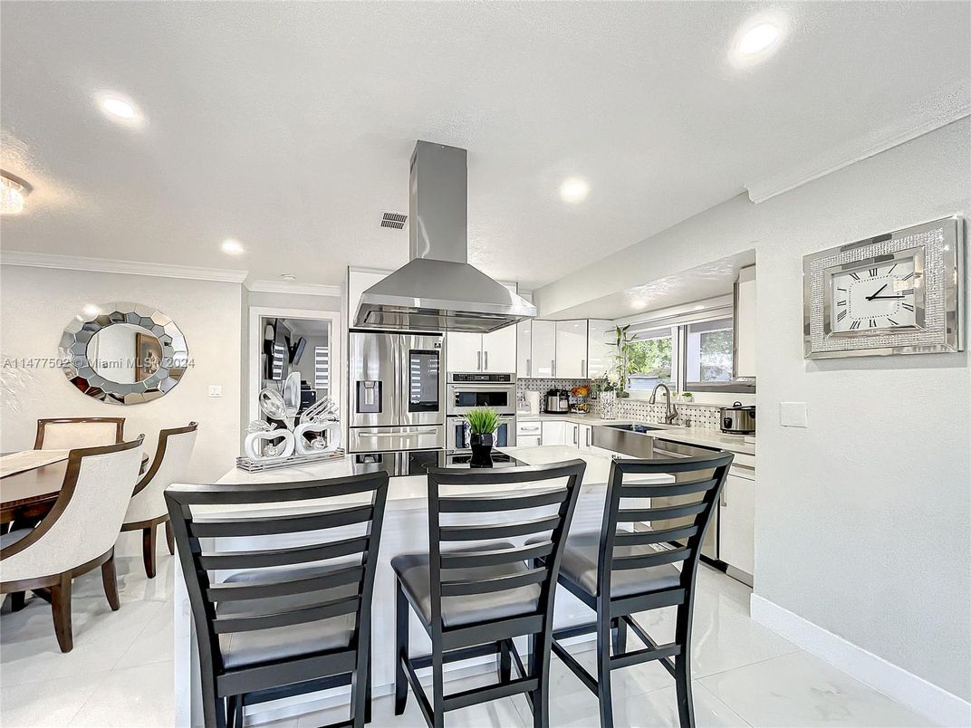 Dining room, Interior, Kitchen, Recessed Lighting, Stainless Steel Appliances
