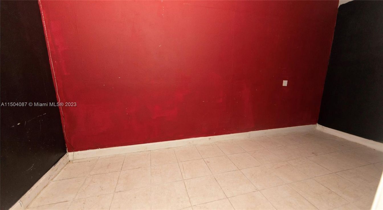Empty room, Interior