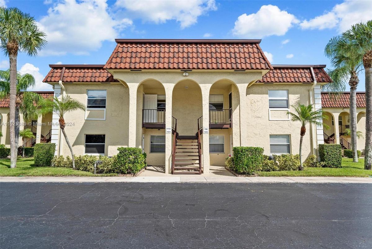 Exterior, Facade, Mediterranean