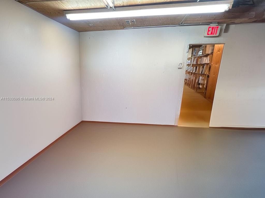 Empty room, Interior