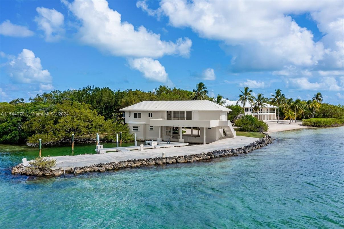 Exterior, Lake