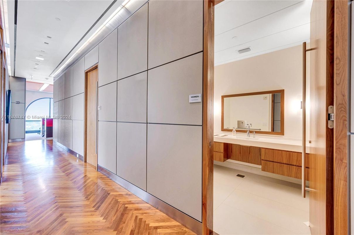 Bathroom, Interior, Recessed Lighting, Wood Texture Flooring