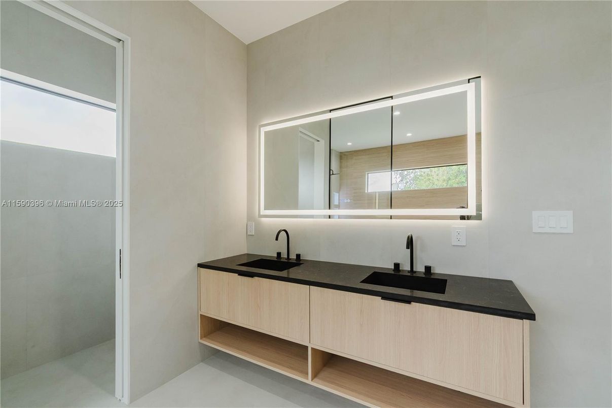 Bathroom, Dual Sink Vanities, Interior, Recessed Lighting