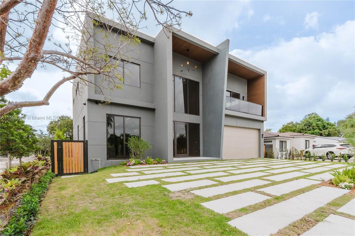 Attached, Backyard, Exterior, Facade, Modern
