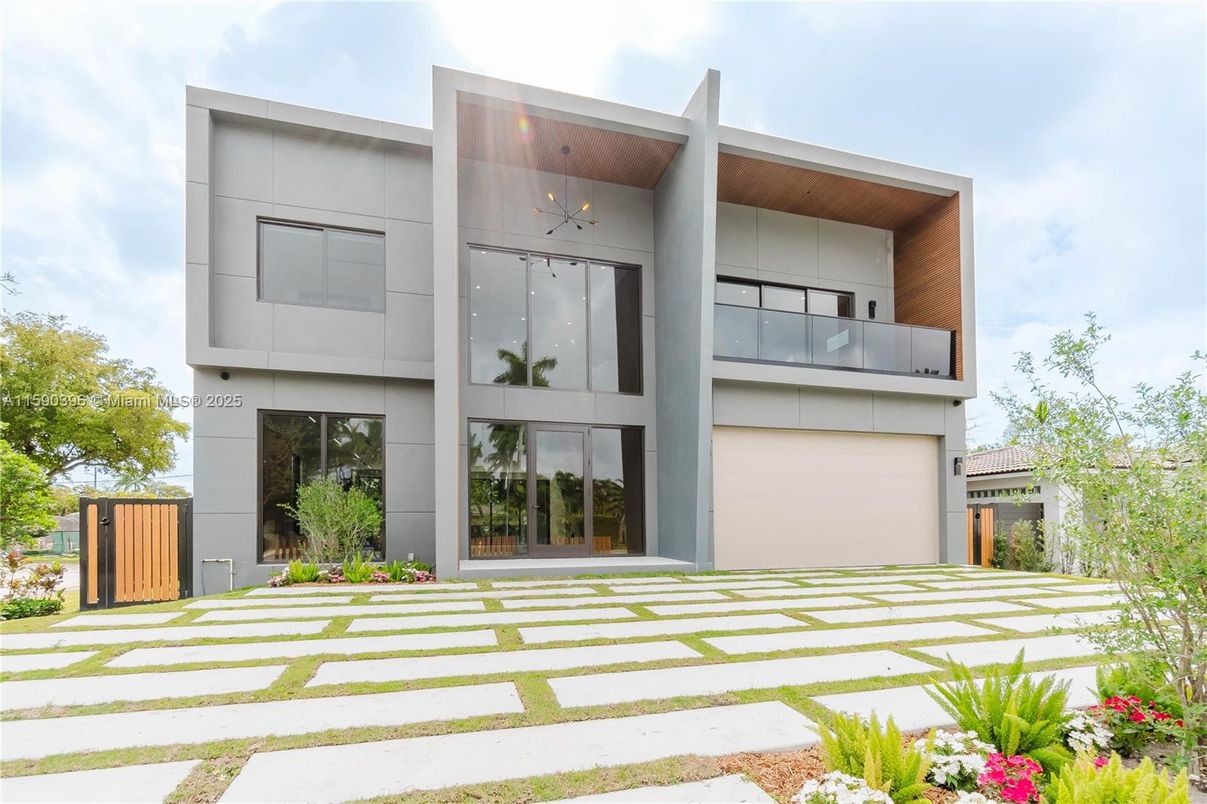 Attached, Backyard, Exterior, Facade, Modern