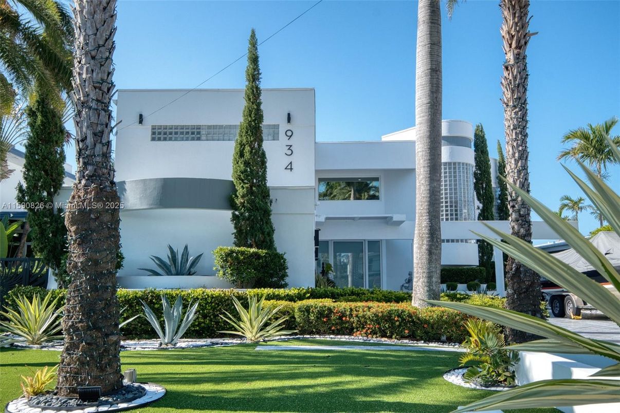 Backyard, Exterior, Facade, Modern