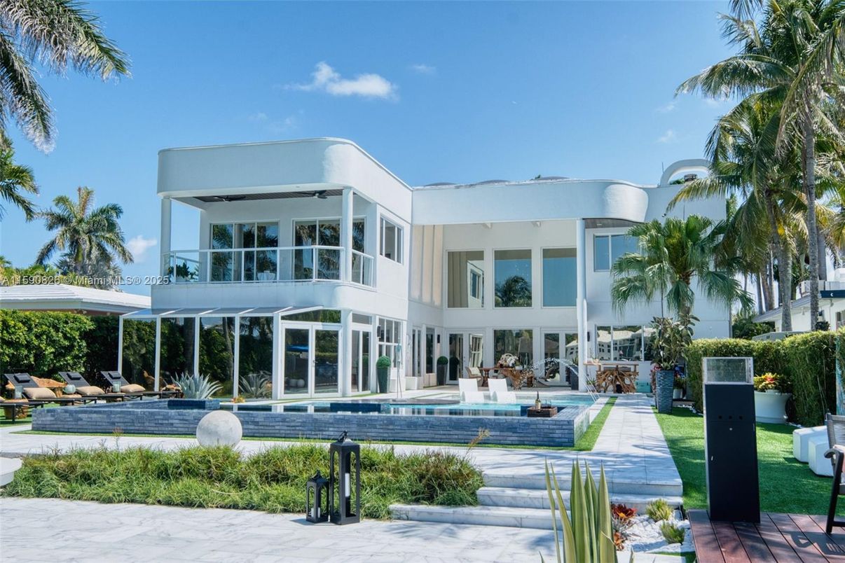 Exterior, Facade, Modern