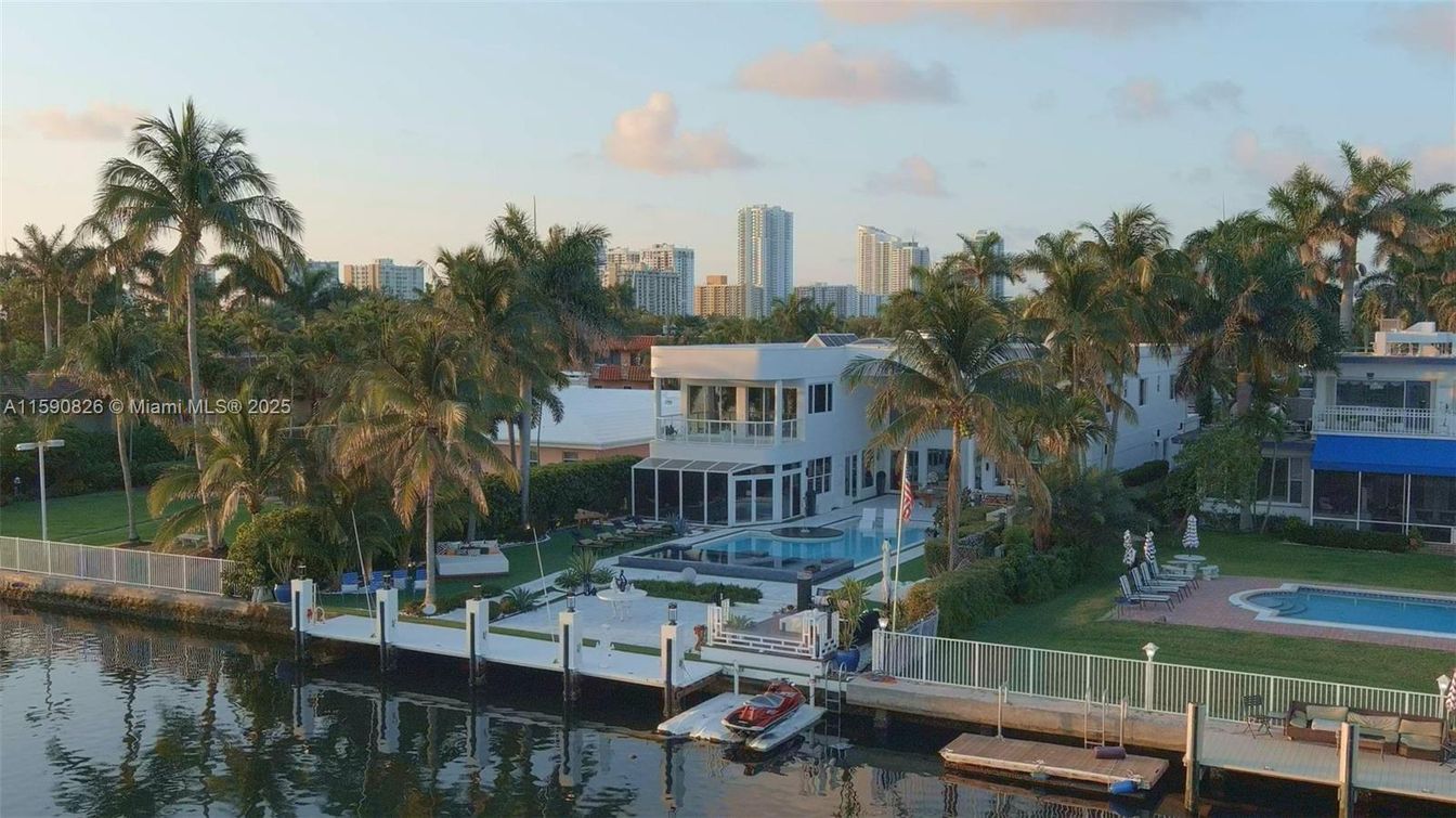 Exterior, Lake