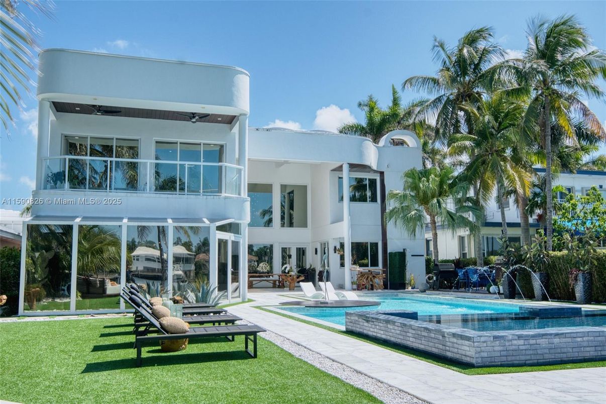 Exterior, Facade, Pool, Modern