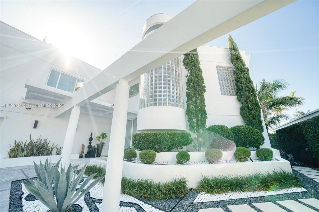 Exterior, Facade, Modern