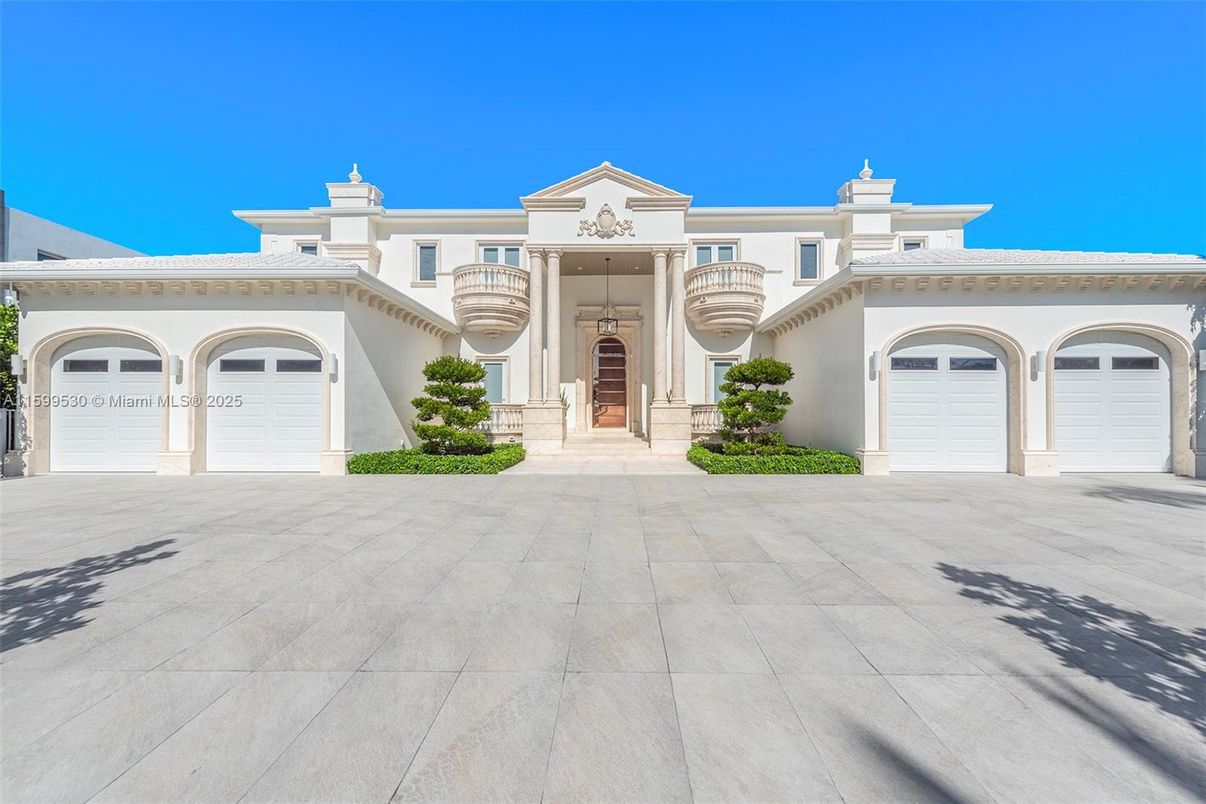 Attached, Exterior, Facade, Mediterranean
