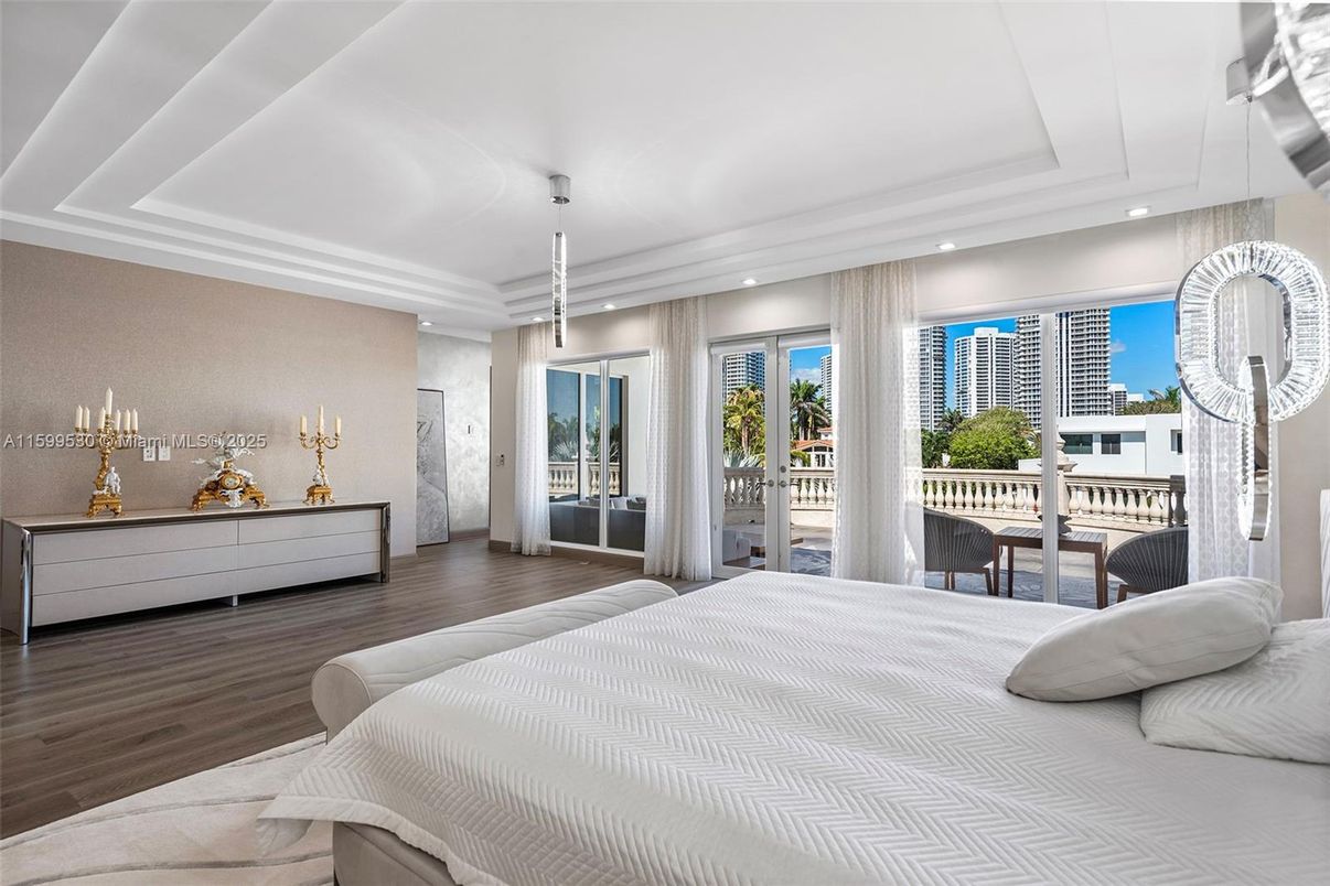 Bedroom, Interior, Pendant Lights, Recessed Lighting, Wood Texture Flooring