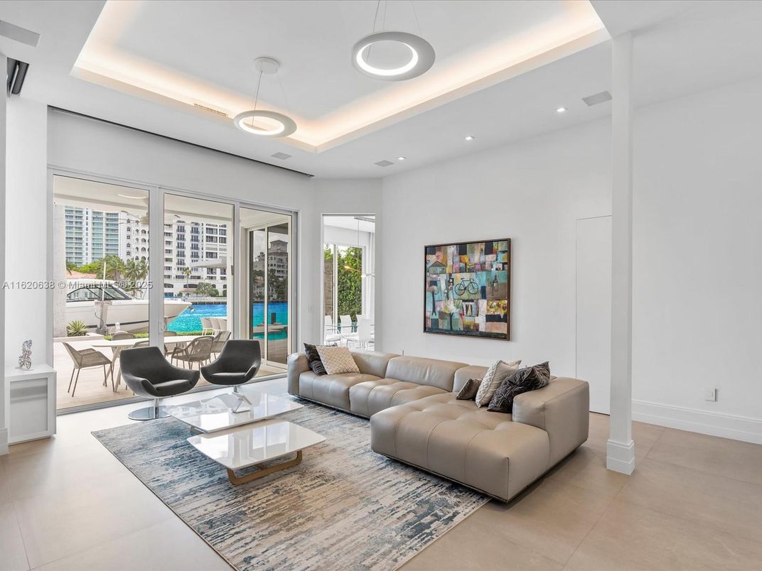 Interior, Living room, Pendant Lights, Recessed Lighting