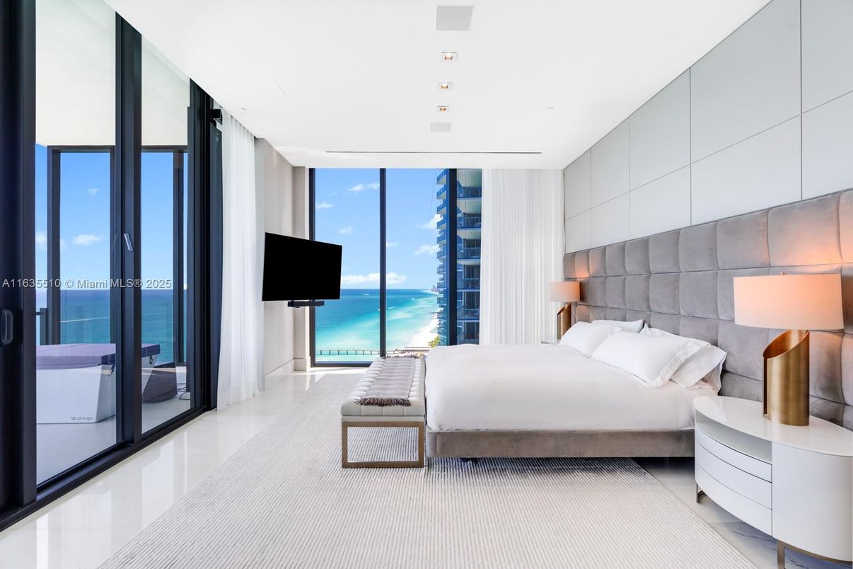 Bedroom, Interior, Recessed Lighting, Water