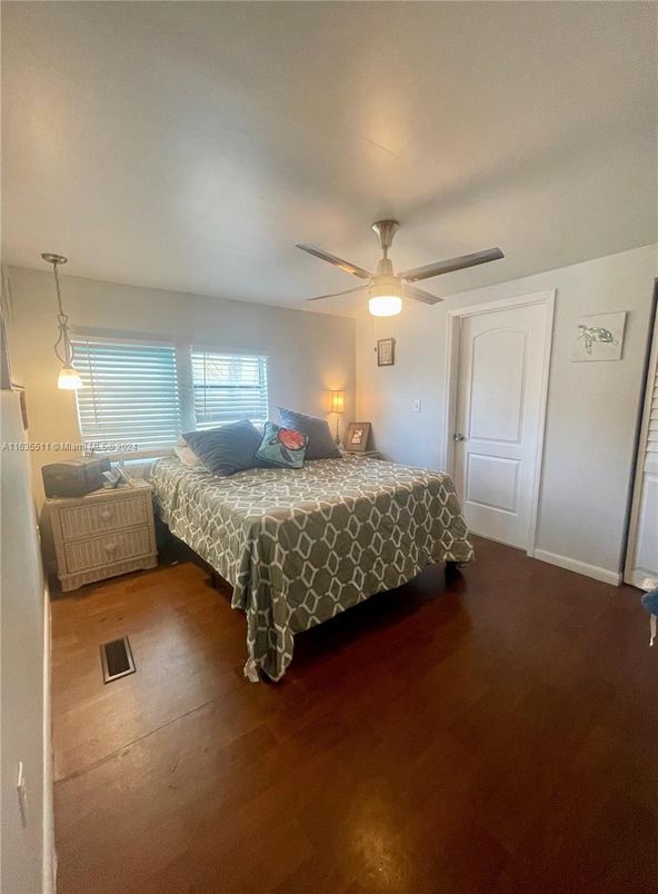 Bedroom, Interior, Pendant Lights, Wood Texture Flooring