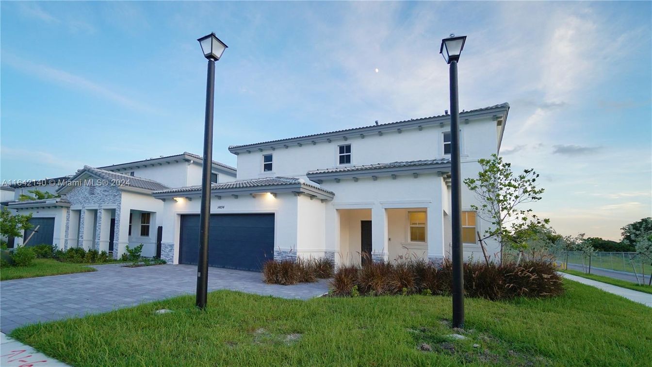 Attached, Exterior, Facade, Mediterranean