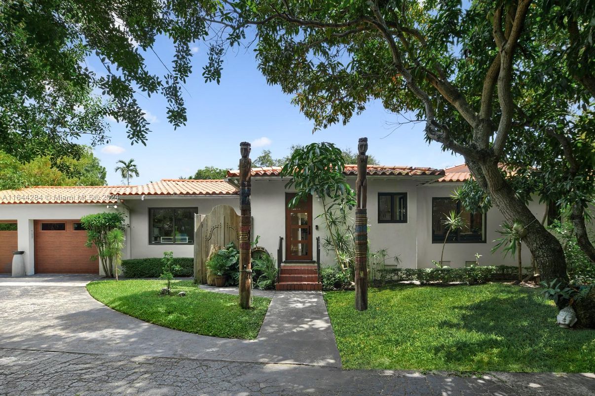 Attached, Exterior, Facade, Spanish Mediterranean