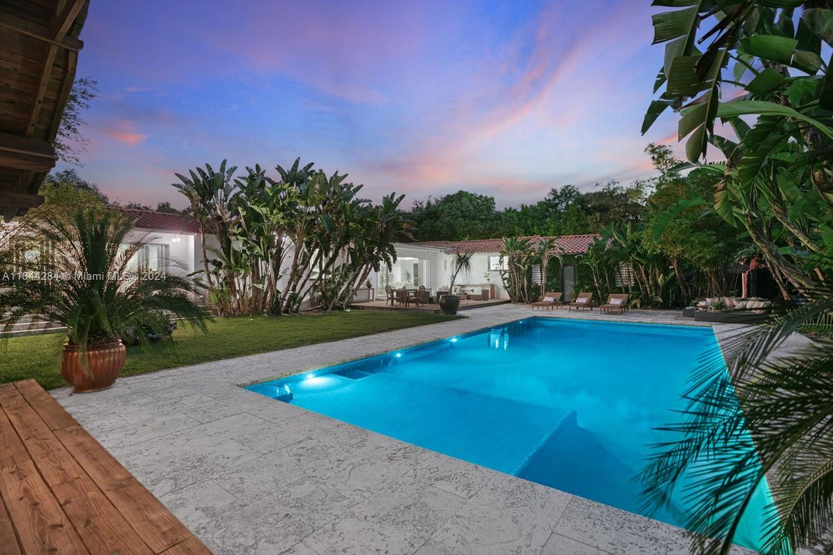 Exterior, Pool
