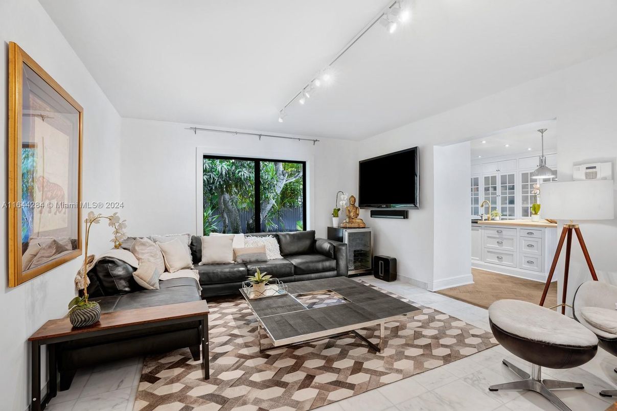 Interior, Living room, Pendant Lights, Recessed Lighting