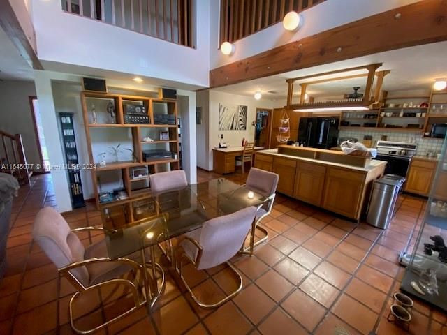 Dining room, Interior, Kitchen, Stainless Steel Appliances, Wooden Beams