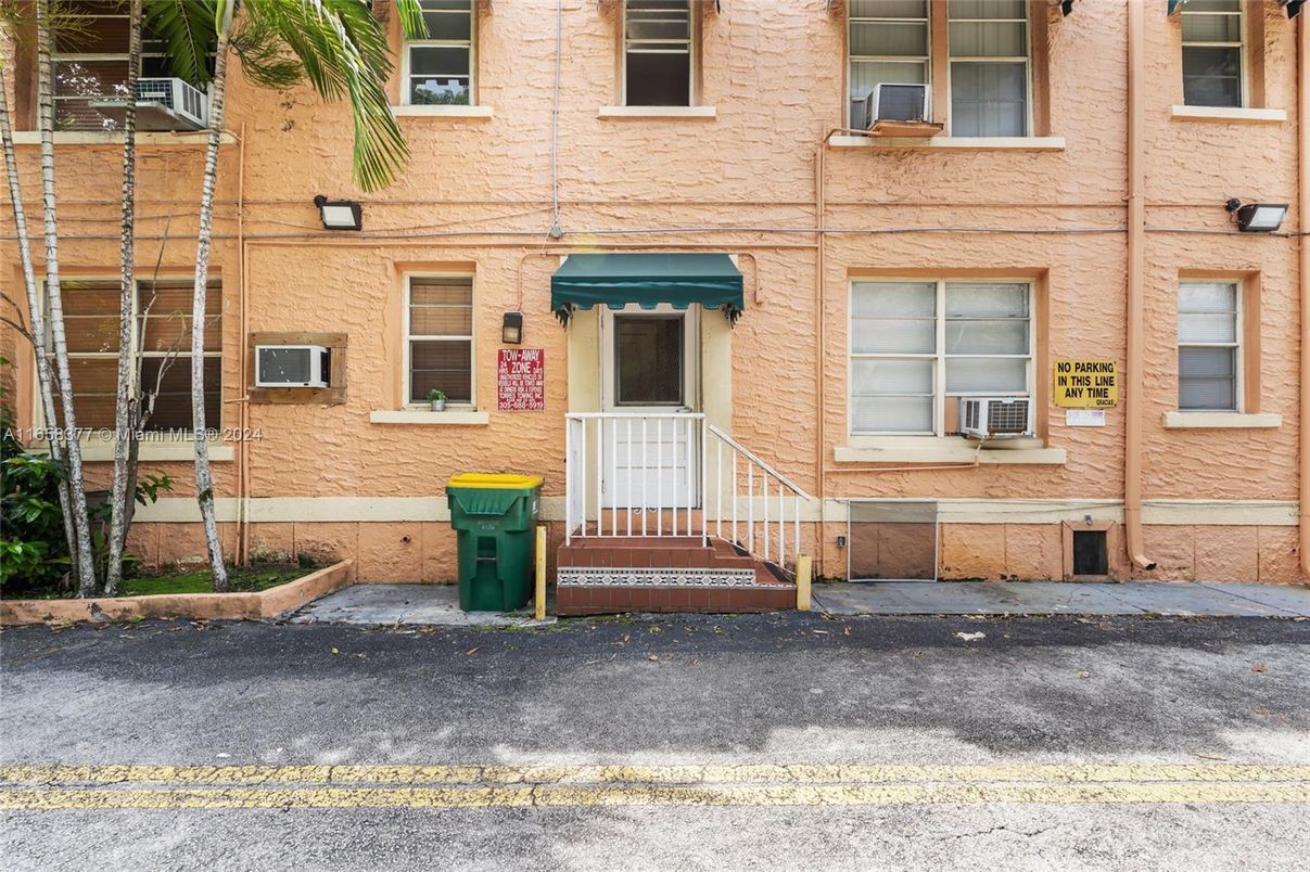 Exterior, Facade, Brick Facade, Rowhouse