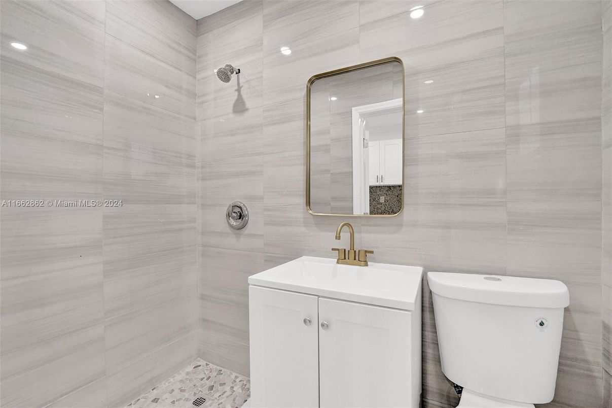 Bathroom, Interior, Recessed Lighting
