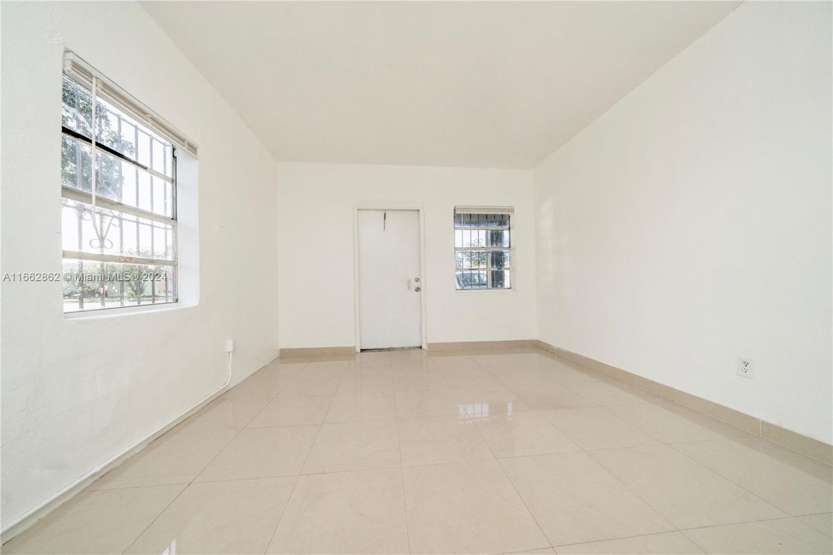 Empty room, Interior