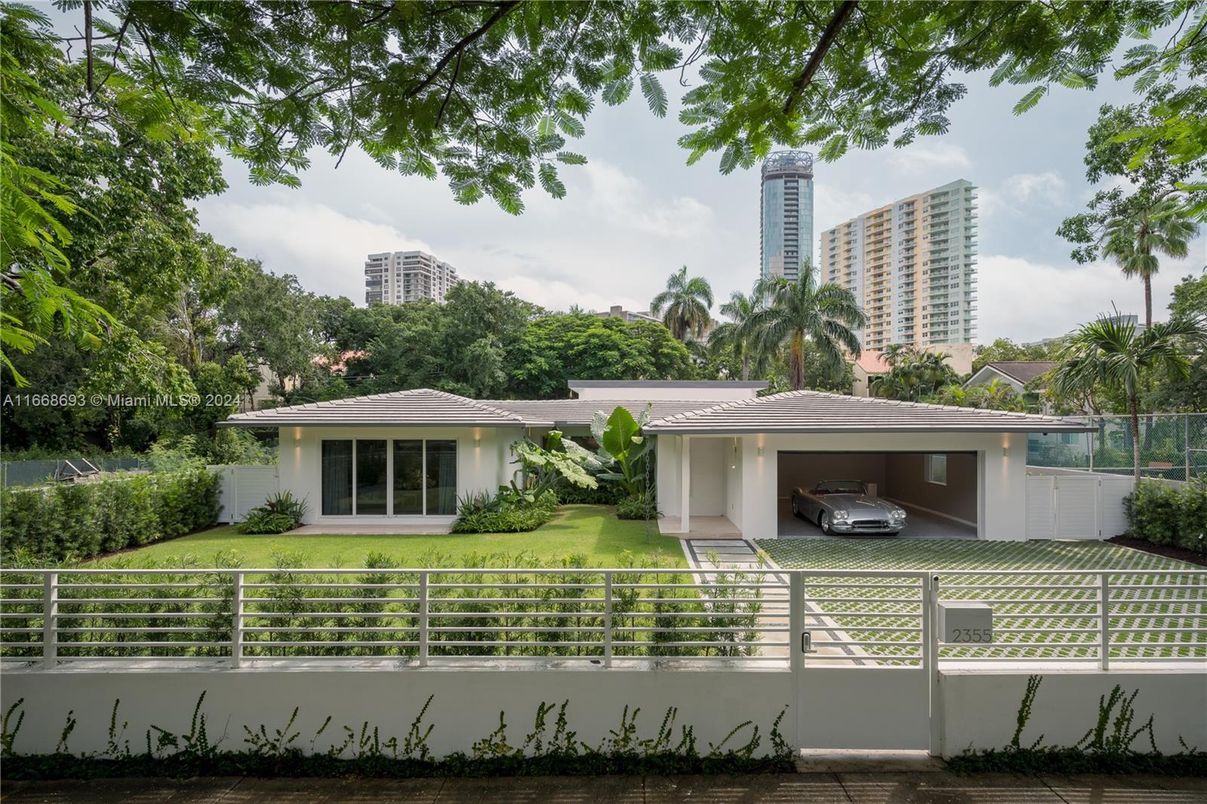Backyard, Exterior, Facade, Modern