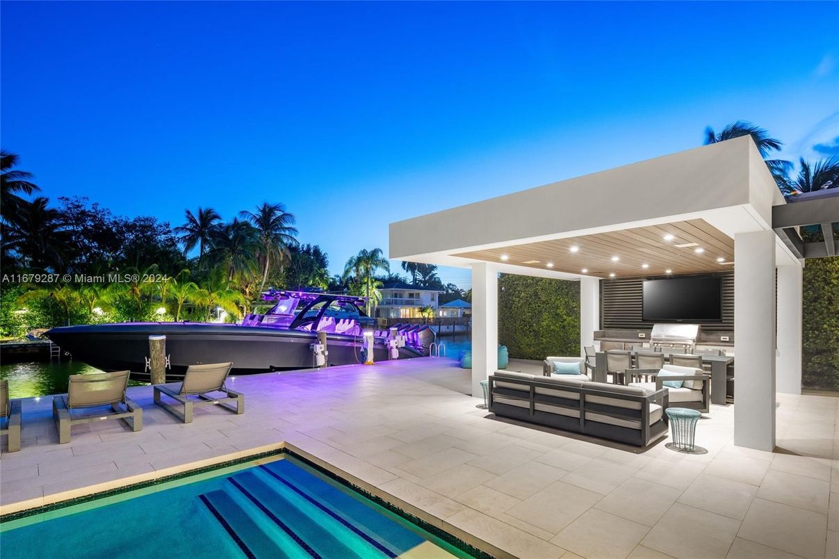 Exterior, Pool