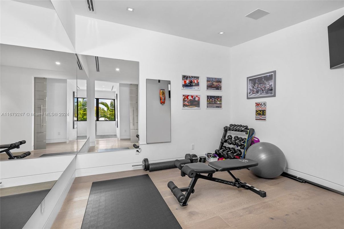 Fitness Equipment, Interior, Recessed Lighting, Wood Texture Flooring