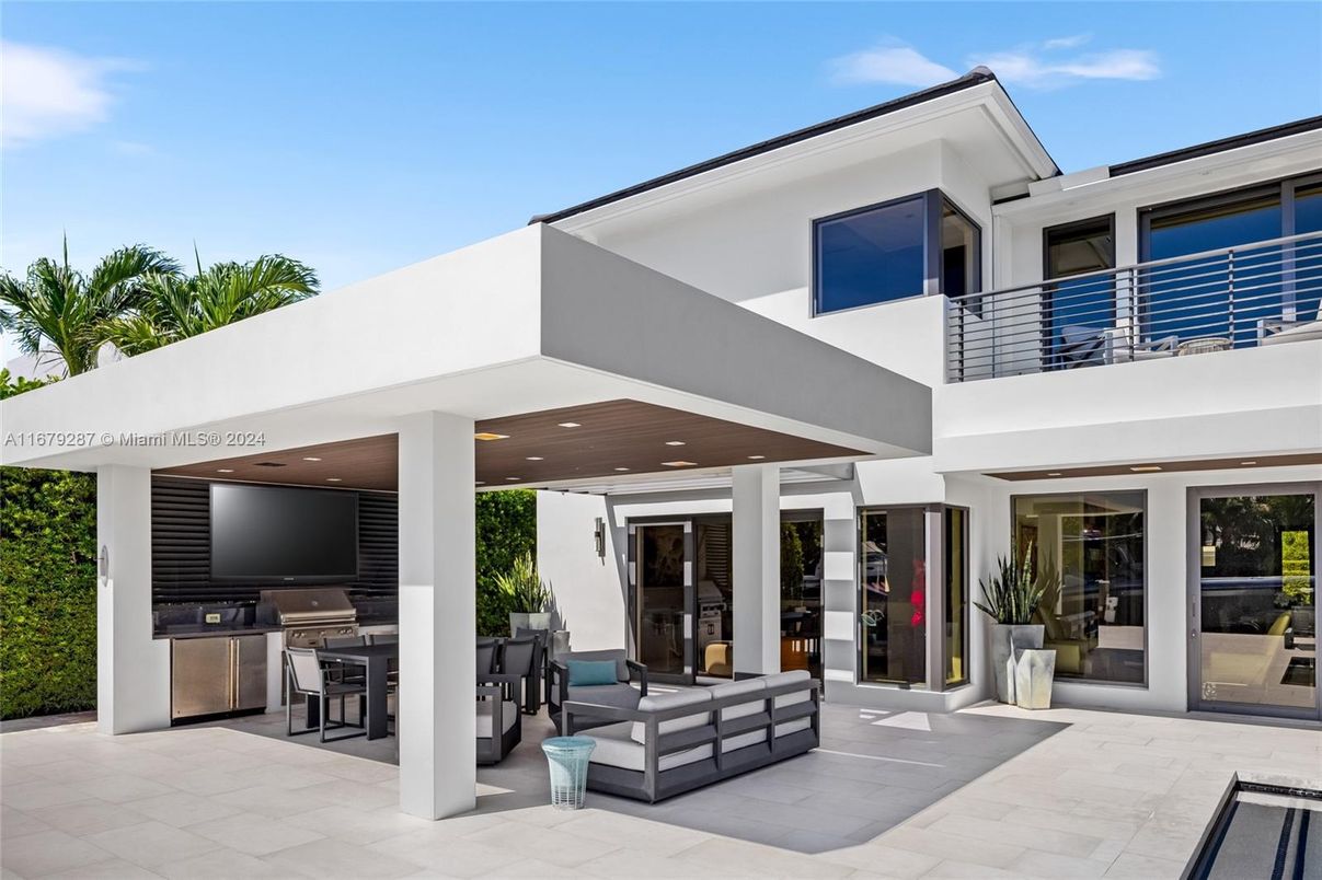 Exterior, Facade, Modern