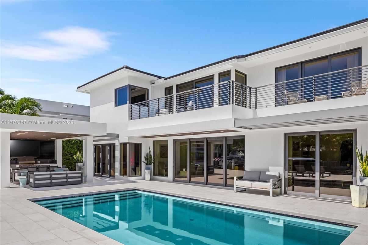 Exterior, Pool