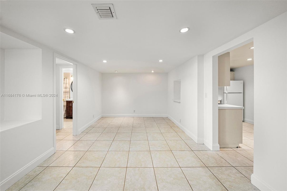 Empty room, Interior, Recessed Lighting