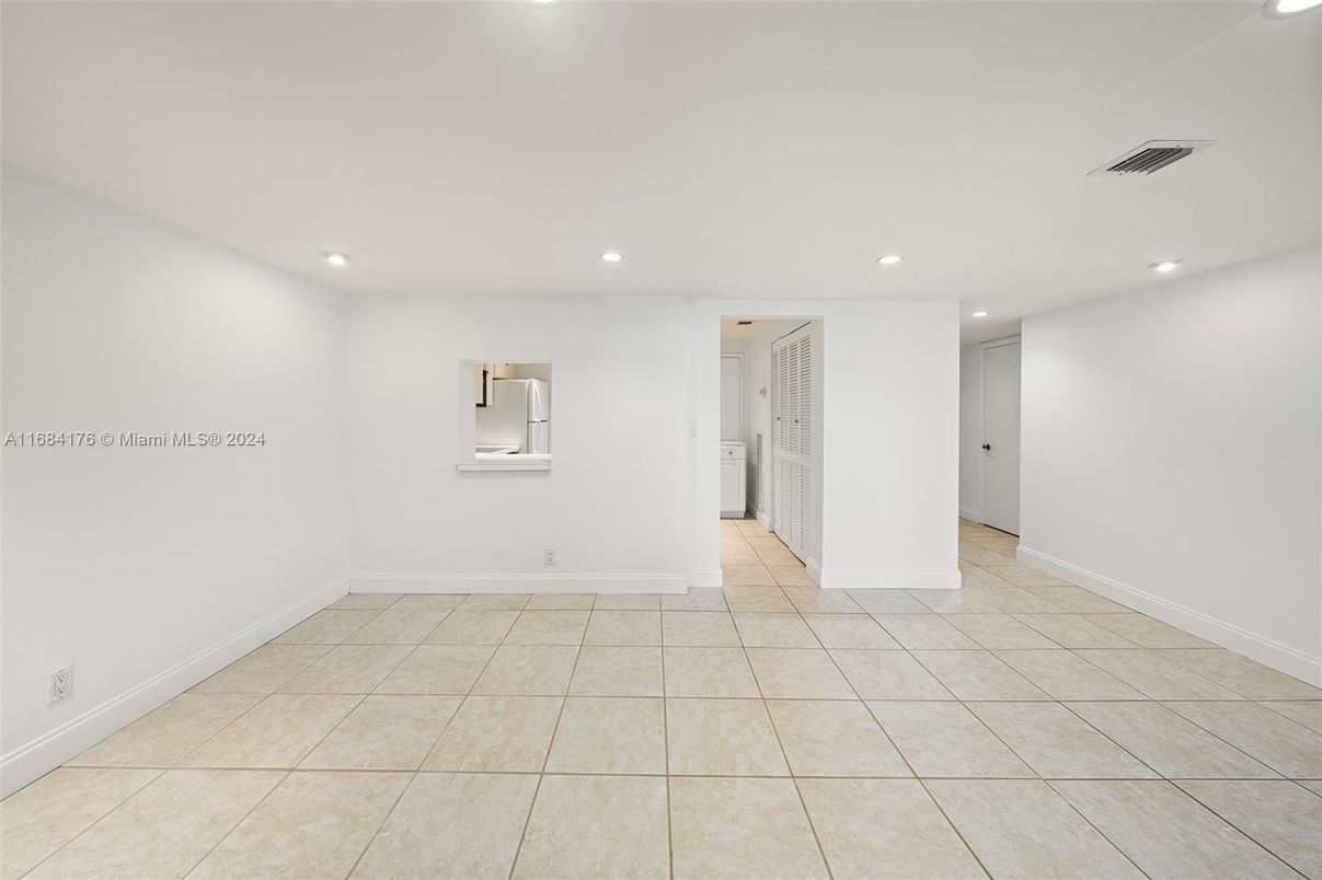 Empty room, Interior, Recessed Lighting