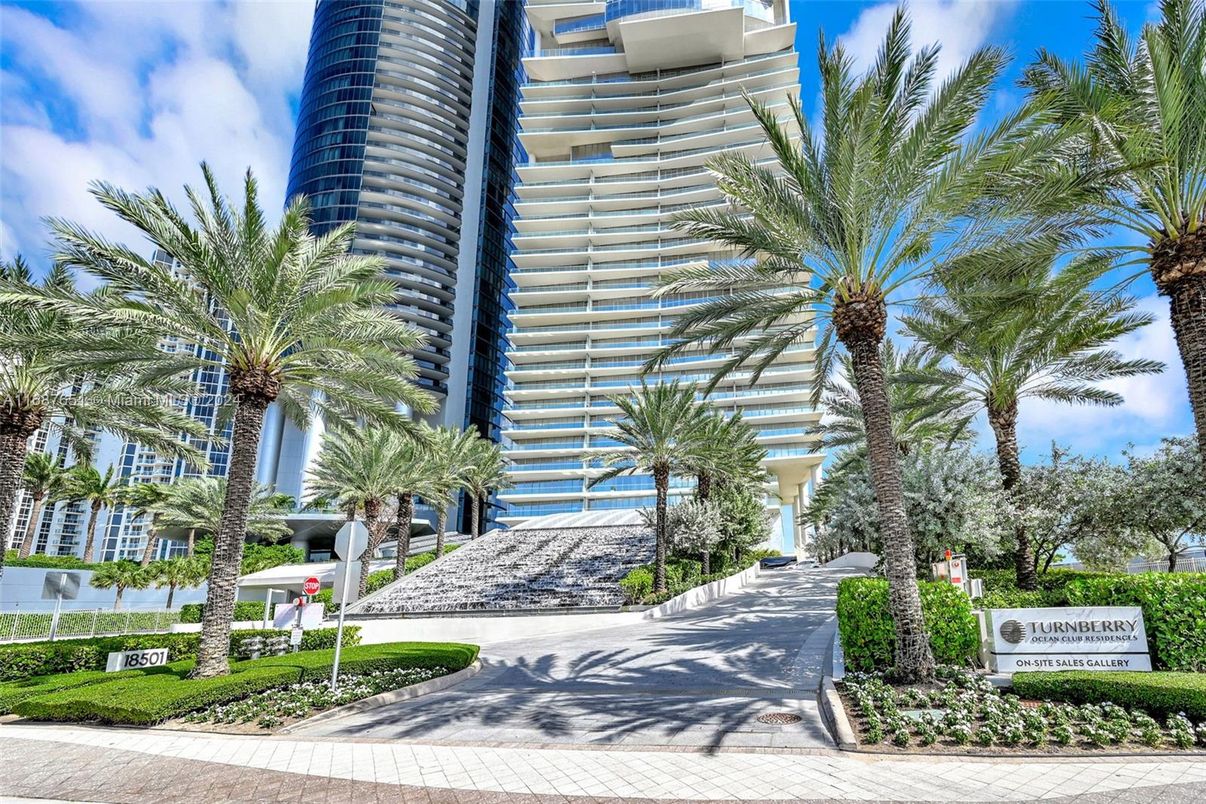 Exterior, Facade, Condo Building