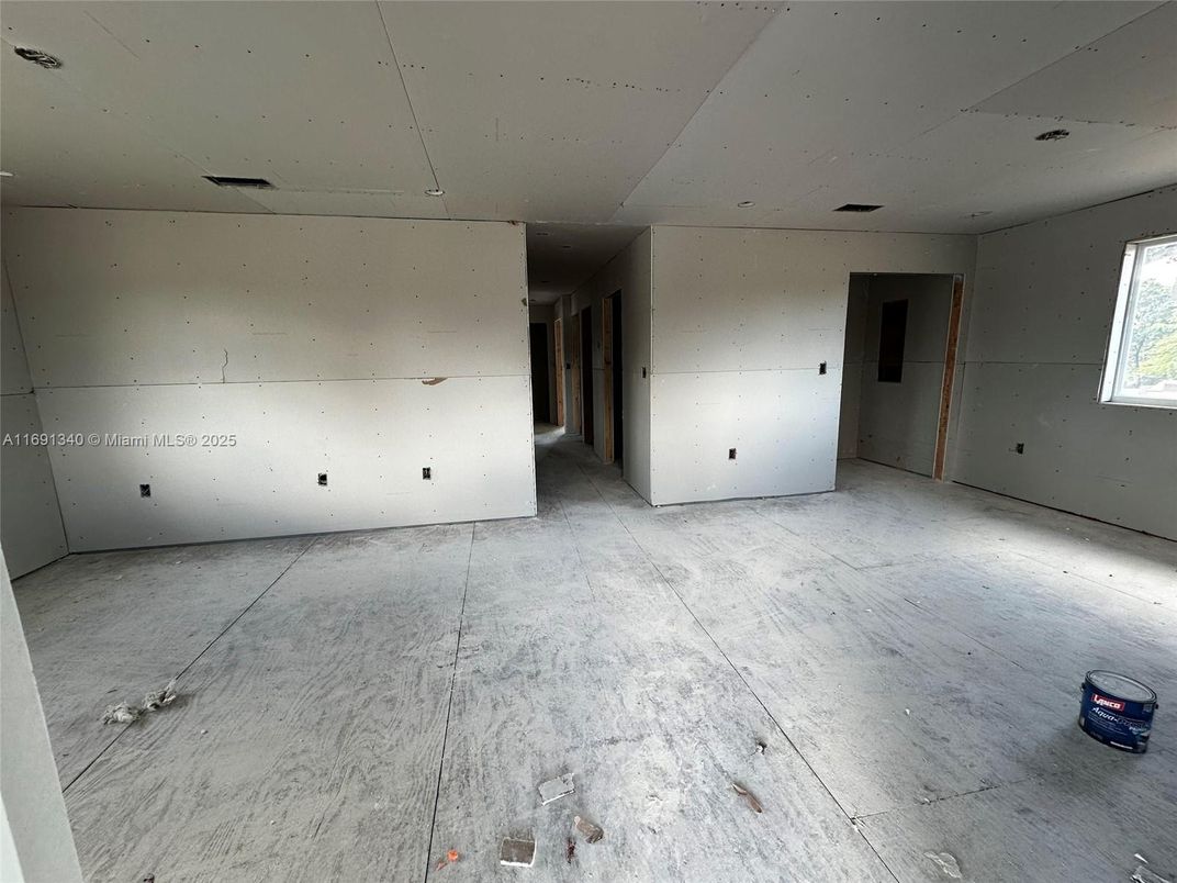 Empty room, Interior