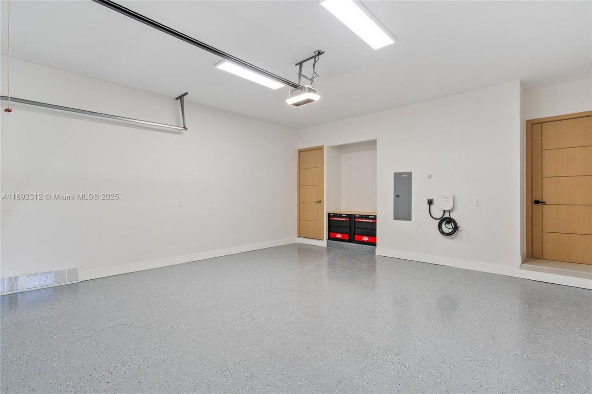 Empty room, Fitness Equipment, Interior, Recessed Lighting