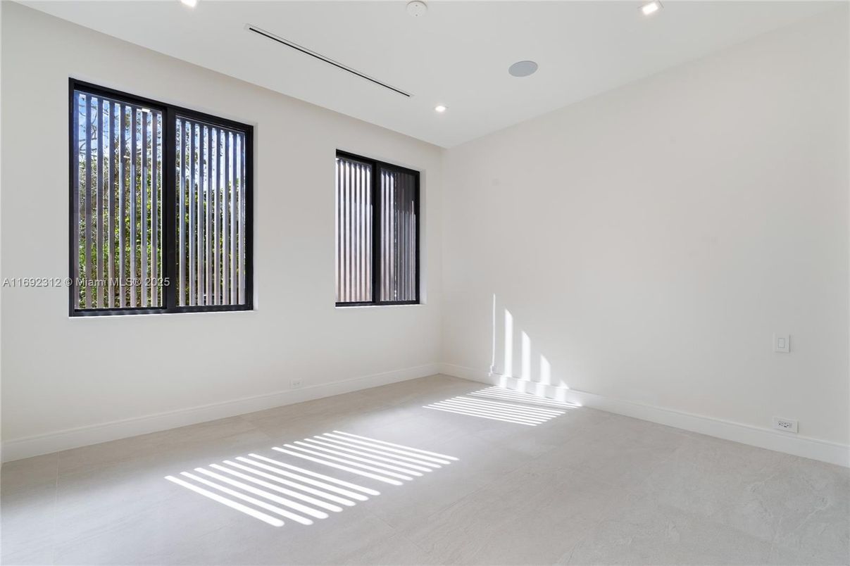 Empty room, Interior, Recessed Lighting