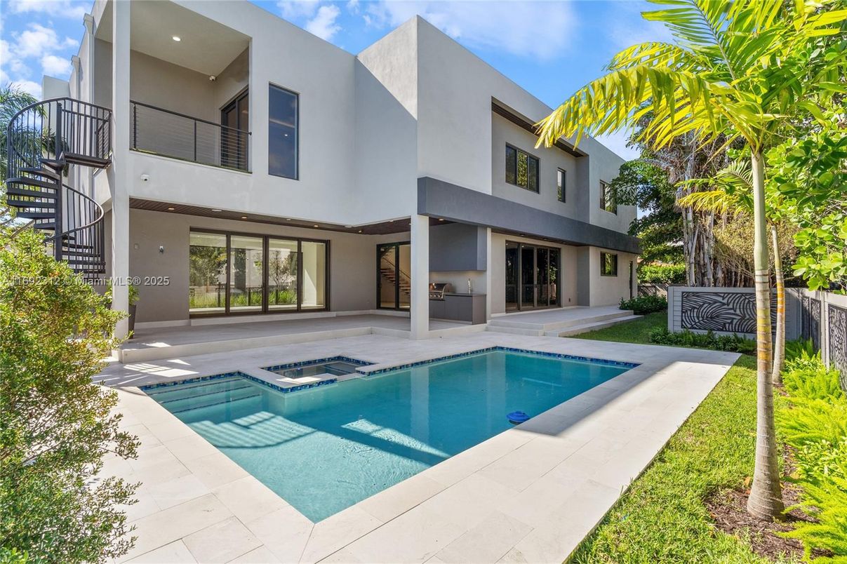 Exterior, Pool