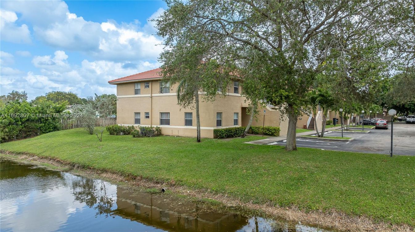 Exterior, Lake