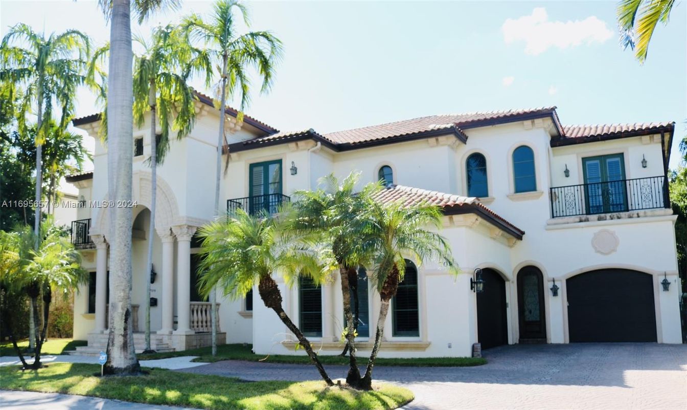 Attached, Exterior, Facade, Spanish Mediterranean