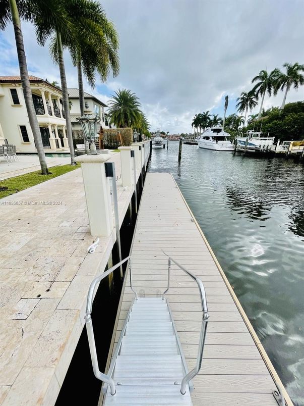 Exterior, Lake