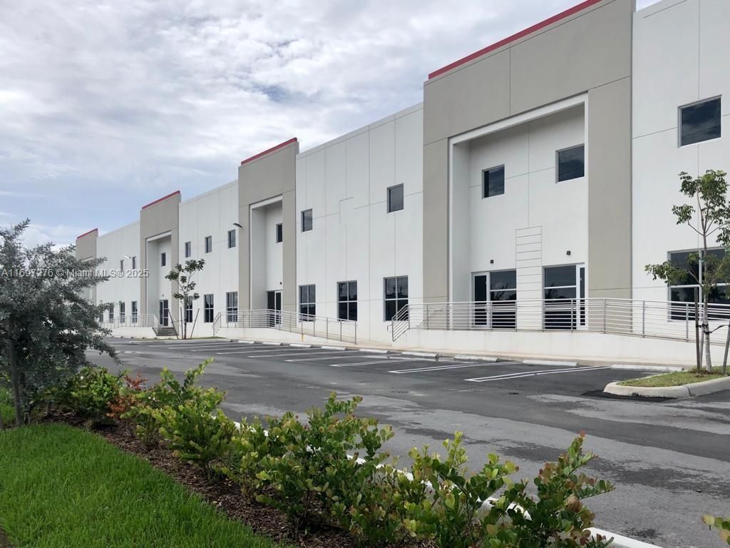 Exterior, Facade, Modern
