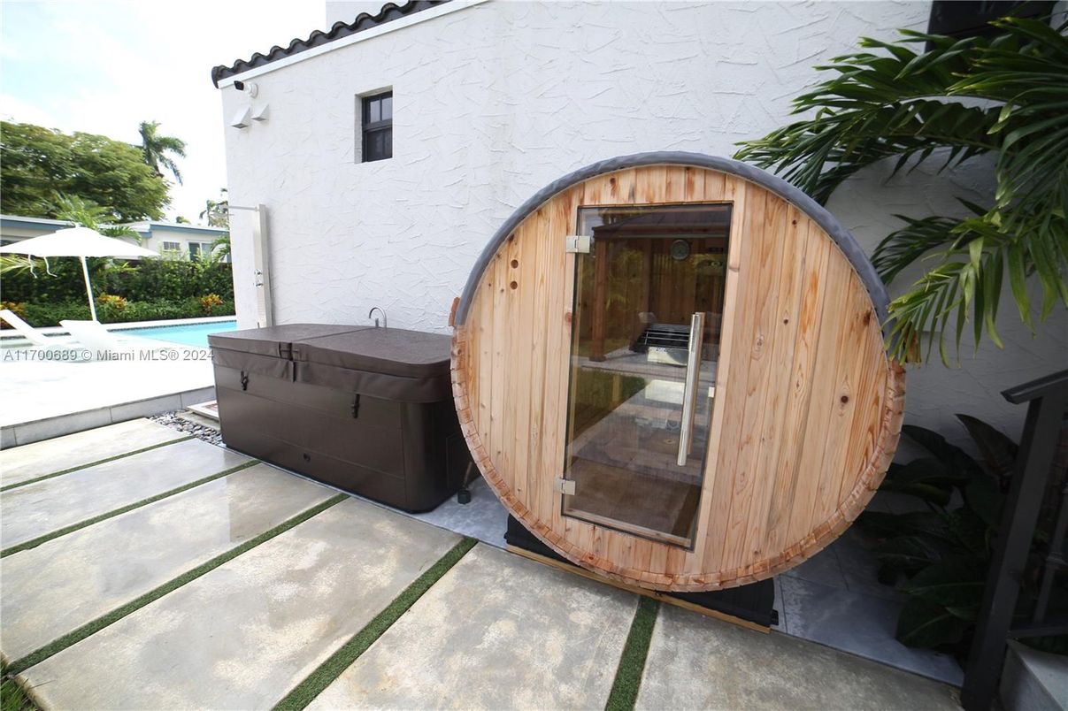 Exterior, Pool