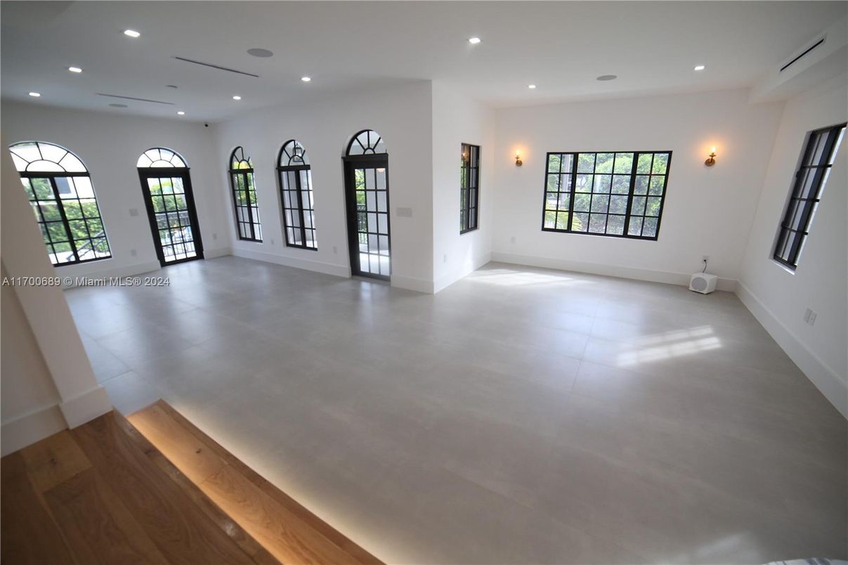 Empty room, Interior, Recessed Lighting