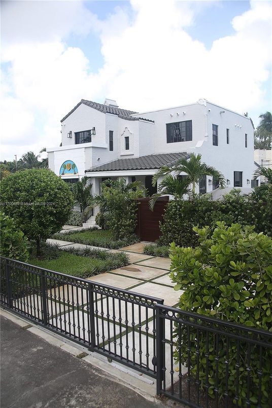 Exterior, Facade, Spanish Mediterranean